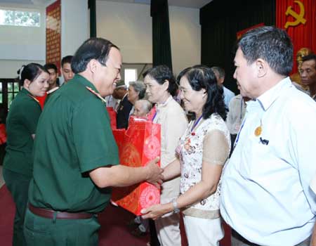 ການນຳກະຊວງປ້ອງກັນປະເທດຕ້ອນຮັບຄະນະຜູ້ແທນທີ່ມີຄຸນງາມຄວາມດີແຂວງວິ້ງລອງ